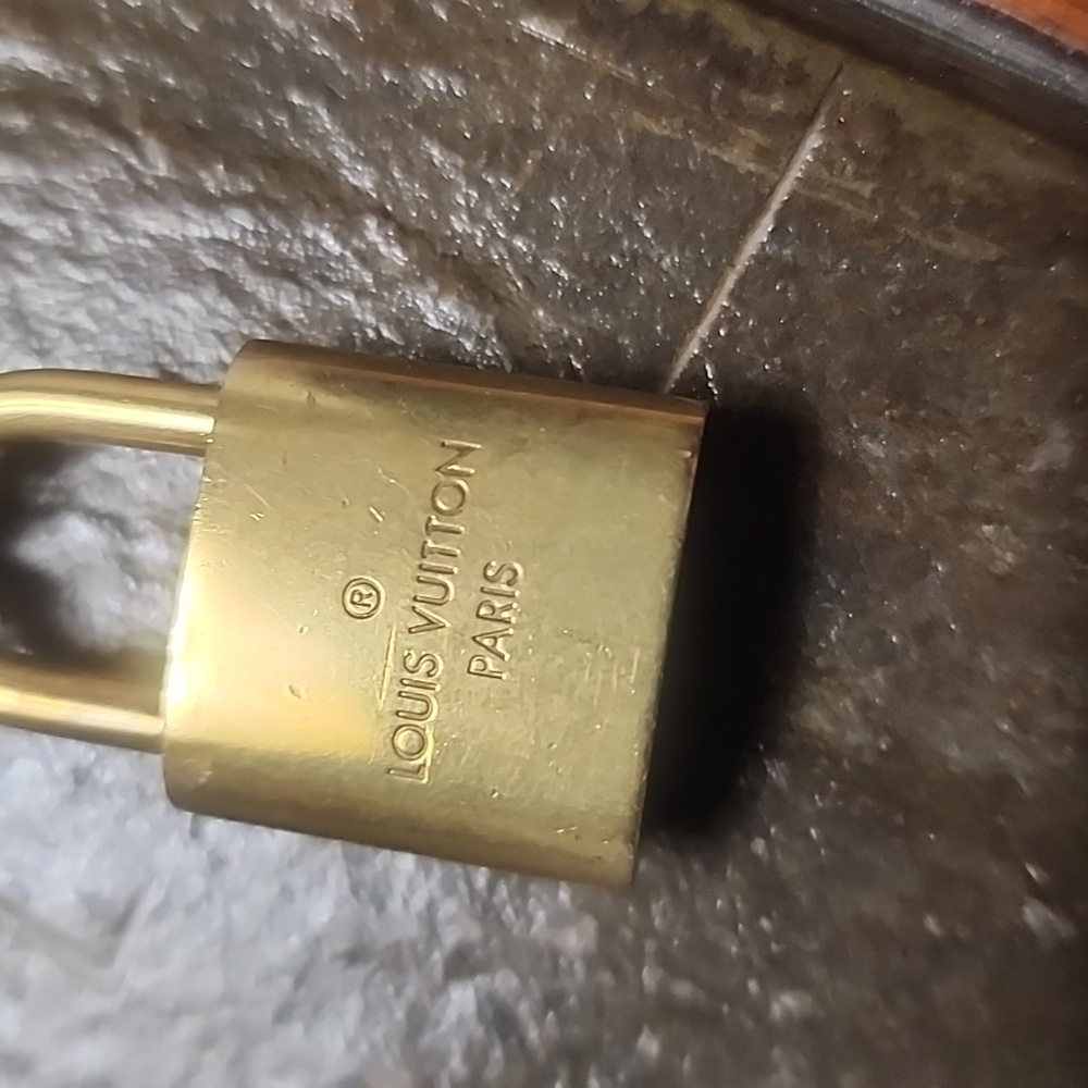 Louis Vuitton Lock 439